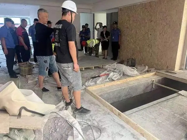 业主在底楼花园私挖地下室 被依法拆除限期回埋-新华网