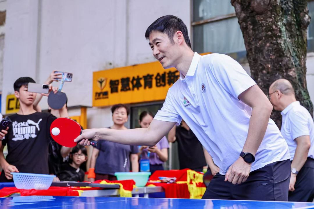 中国乒协主席王励勤与民同乐。