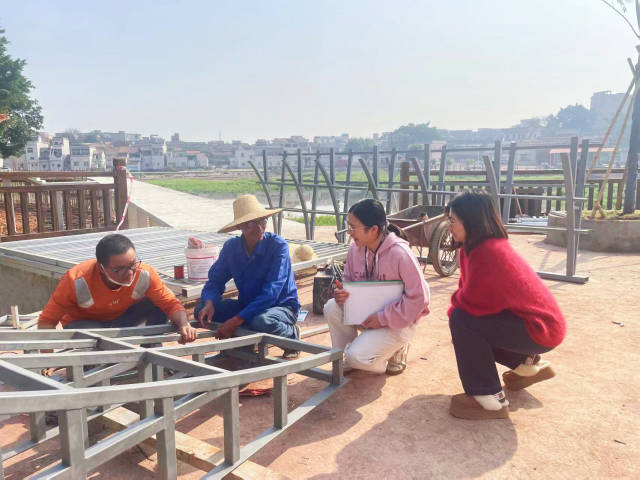 高要区纪检监察干部深入现场，了解乡村振兴工程项目进展情况。