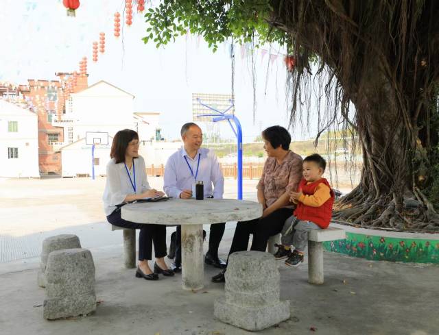 区委巡察组下沉一线，回访村民了解情况。  