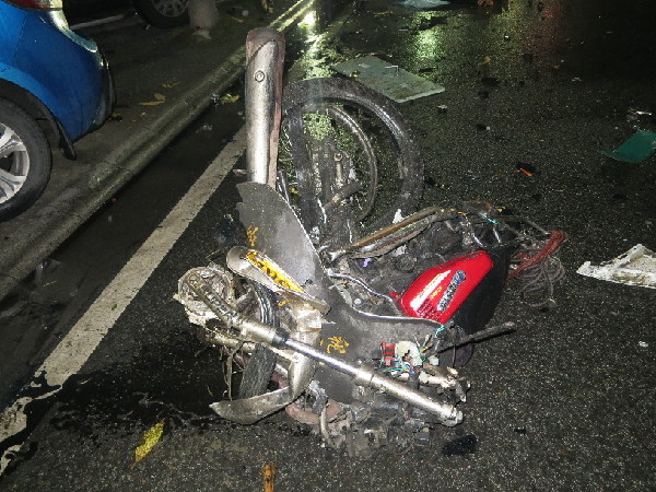 中山：小轿车与摩托车凌晨相撞致两人死亡