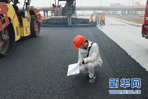 朱光闪正在检测沥青路面初压后温度