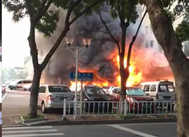 今早佛山发生8辆小汽车起火事故