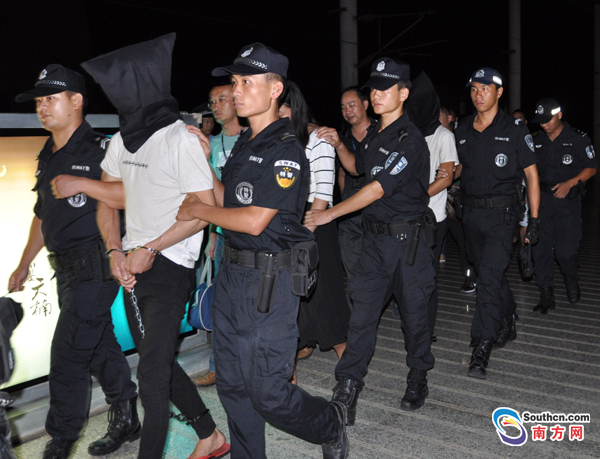 8月9日晚民警将嫌疑人押解回南雄
