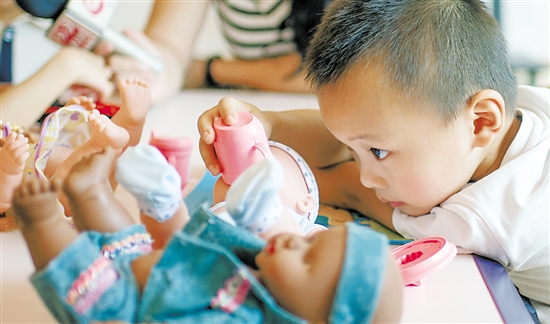 新奇!广州幼儿园开设二孩课学哄睡、喂奶等