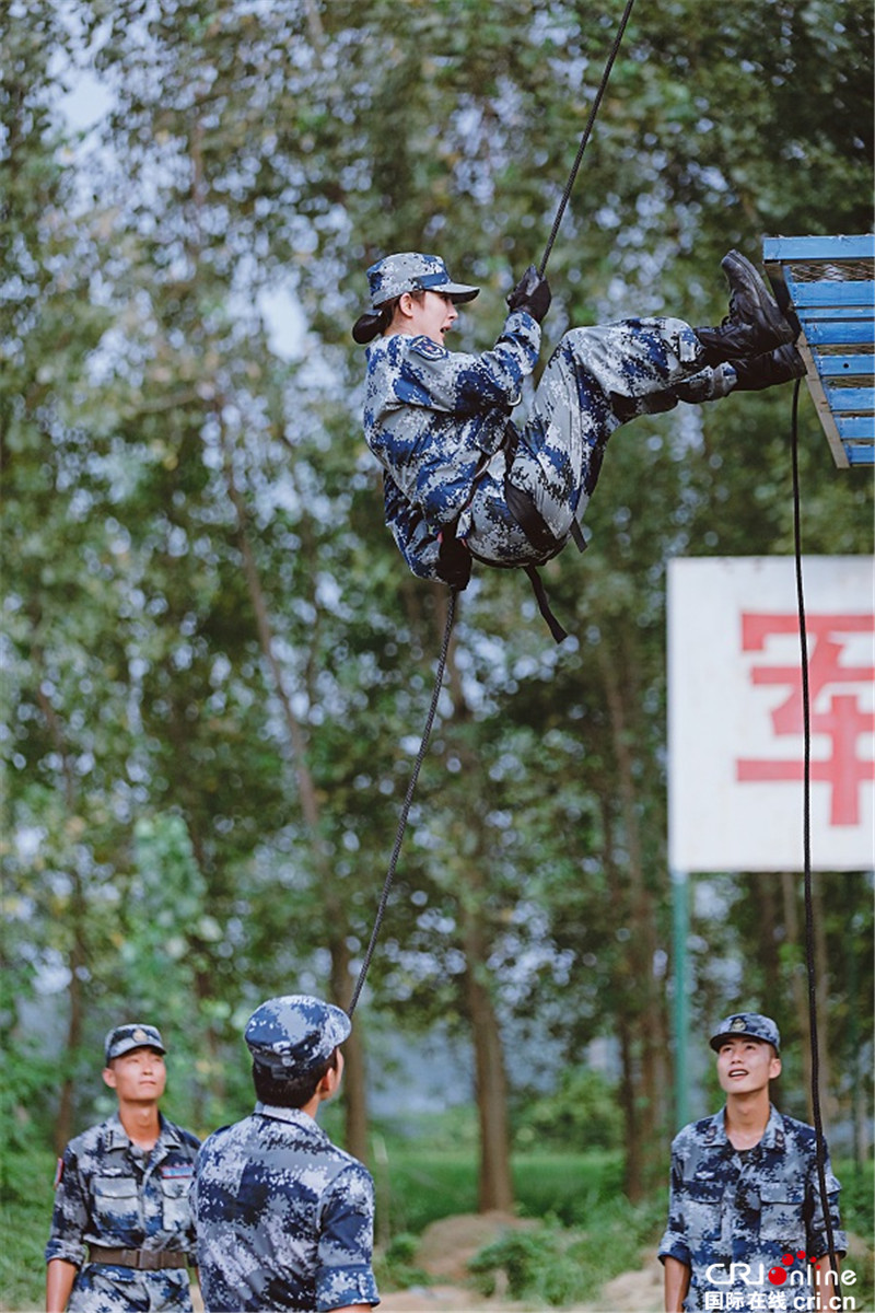 "而在节目末尾"刘金沂队长的一句话却又让刚刚松了一口气的嘉宾们