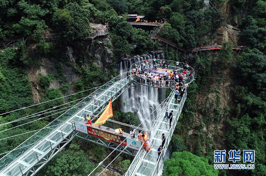 广东清远玻璃大峡谷28日对外开放 来一场"心动"之旅