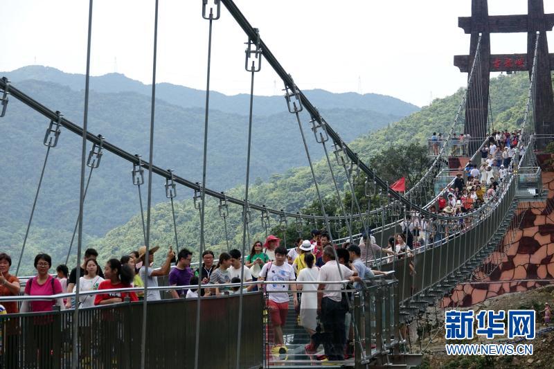 “烧烤”模式开启 广东清远古龙峡现旅游高峰