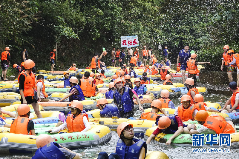 “烧烤”模式开启 广东清远古龙峡现旅游高峰