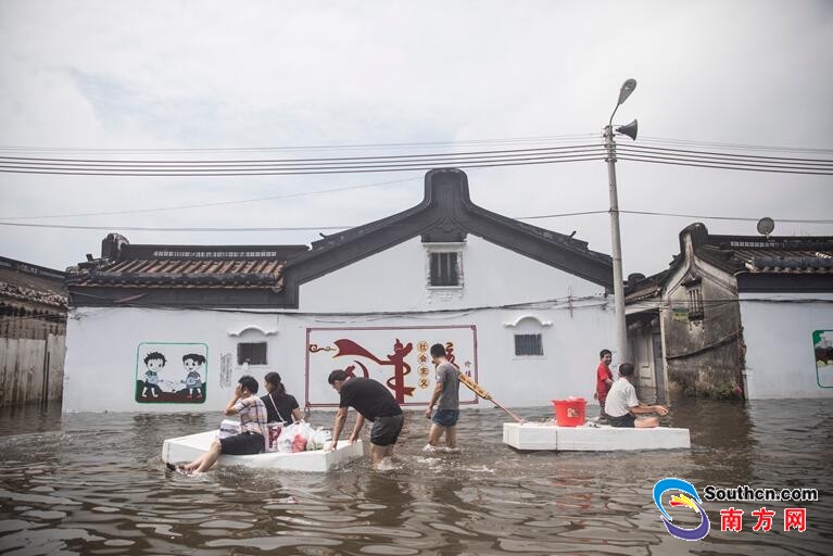 9月2日,陈店镇北沟村,天气放晴,转移的群众返回清理家园.