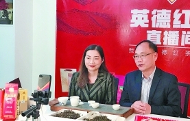 英德副市长罗伟权(右)与快手大v直播连麦,向广大网友推介英德红茶.