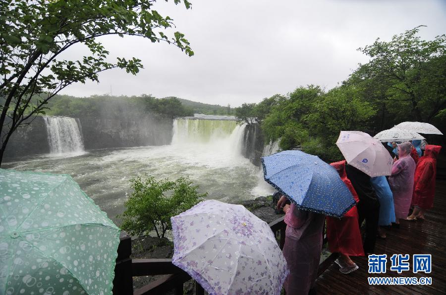 牡丹江镜泊湖 雨中观飞瀑