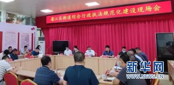 与会人员实地参观礐石街道综合行政执法办公室(综合行政执法队)办公