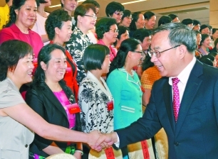 广东省妇女第十二次代表大会开幕 胡春华等到会祝贺