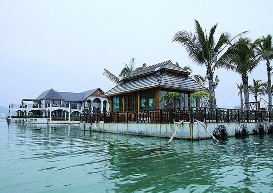 "海上皇宫"斜屋顶建筑